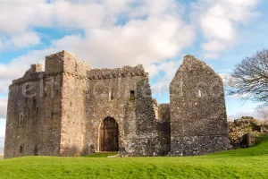 Read more about the article Weobley Castle, Wales: A Stunning Ruin with Rich History