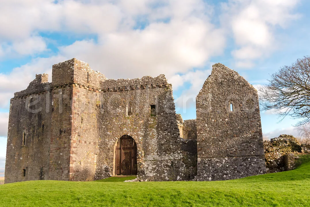Read more about the article Weobley Castle, Wales: A Stunning Ruin with Rich History